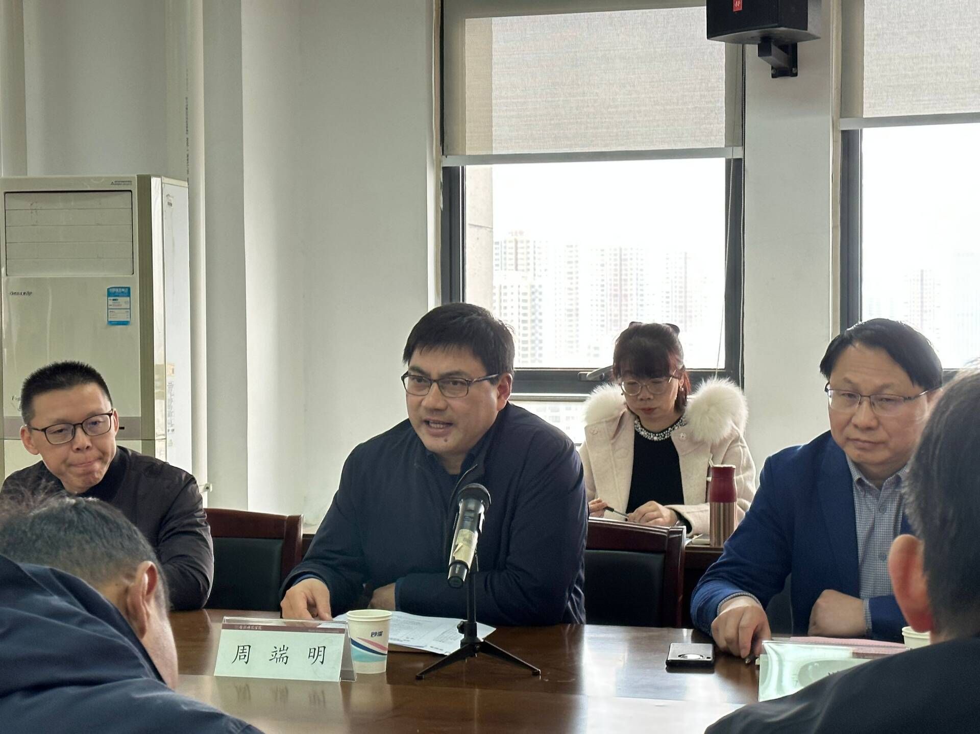 必赢bwin线路检测中心举行"深入贯彻落实学校思想政治理论课教师座谈会精神"研讨会